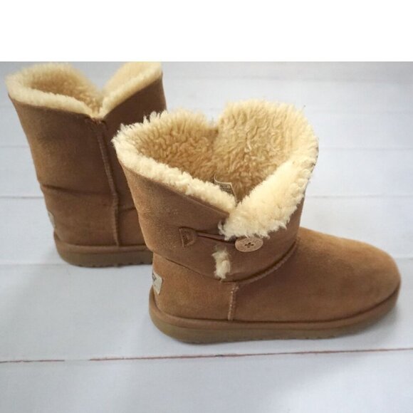 UGG Women's Mini Bailey Button II Boot in Chestnut - Size 5 - Picture 1 of 14